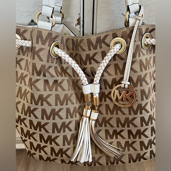 MK Michael Kors Jet Set Large Gather signature tote-Tassel Purse - Picture 2 of 9
